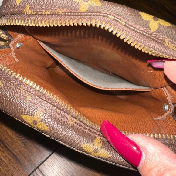 ๐ค AMAZONE LV Crossbody! ๐ค - Picture 5 of 8